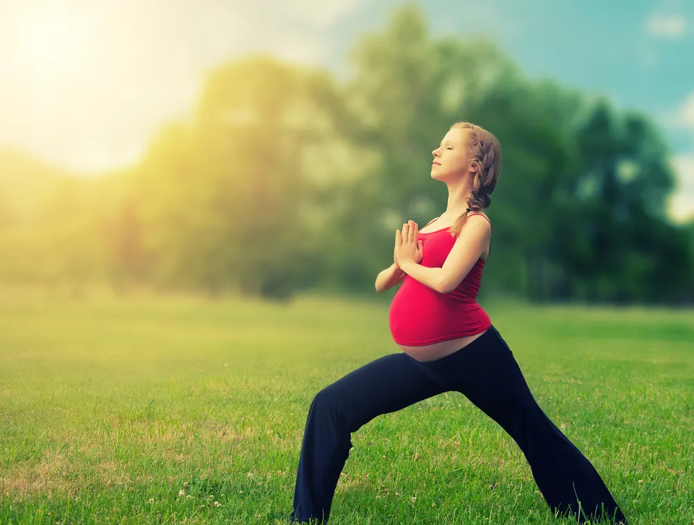 Diez poses perfectas de yoga prenatal