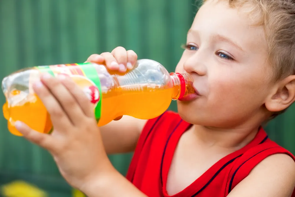 Las peores comidas que puedes dar a tus hijos