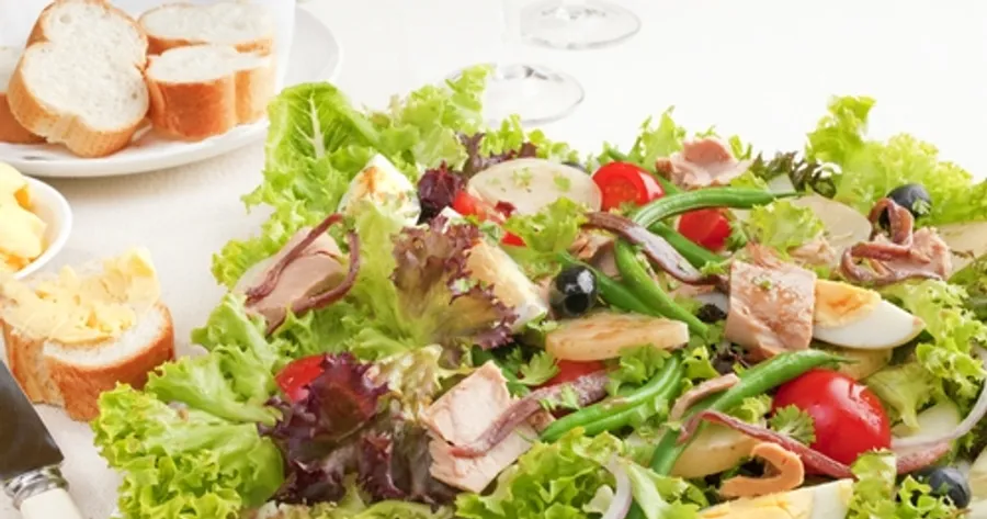 10 leichte Salate, die so reichhaltig sind wie eine ganze Mahlzeit