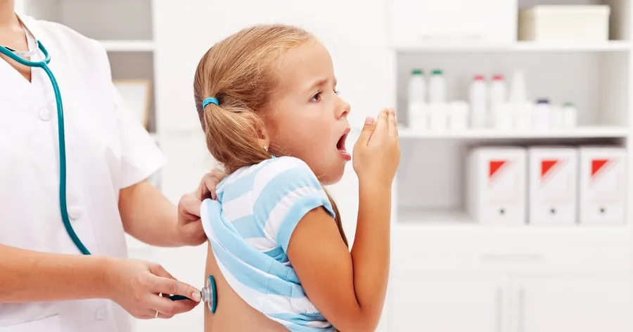 8 Anzeichen auf Keuchhusten bei Ihrem Kind