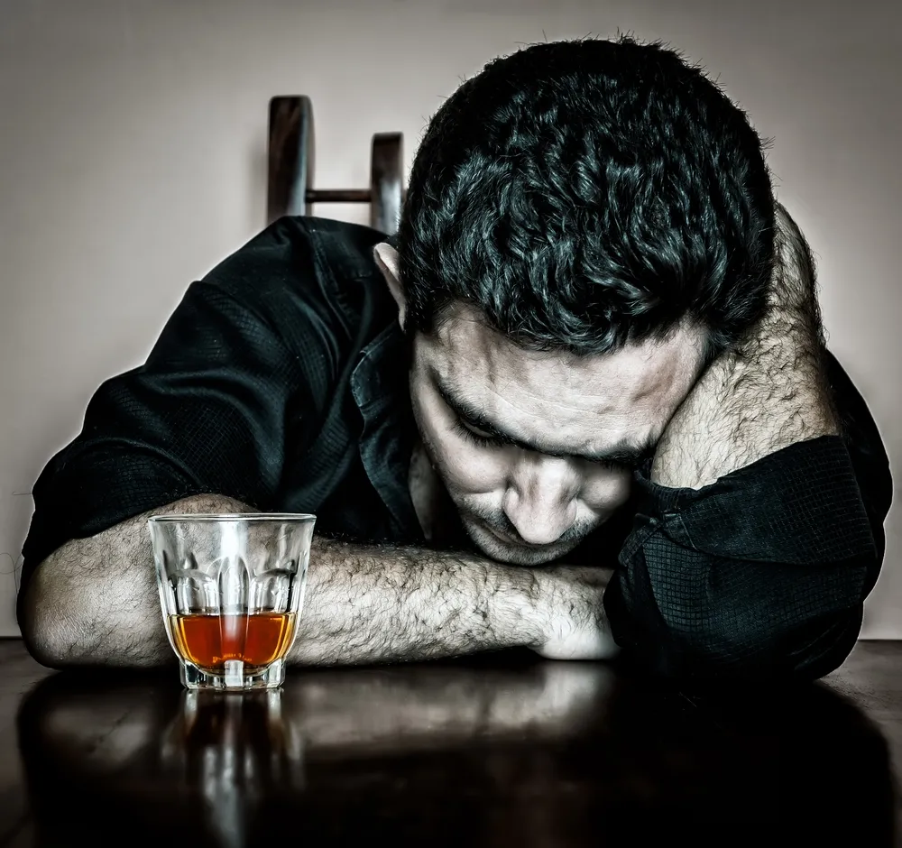 10 sintomi dell’abuso di alcool: quando bere diventa un problema
