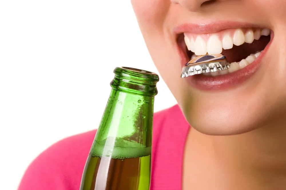 15 natürliche Wege für hellere, weißere Zähne