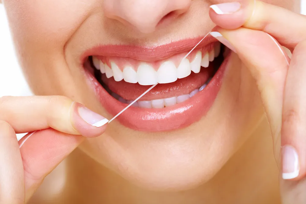 8 Gründe, warum das Benutzen von Zahnseide mehr als nur der Gesundheit der Zähne dient.
