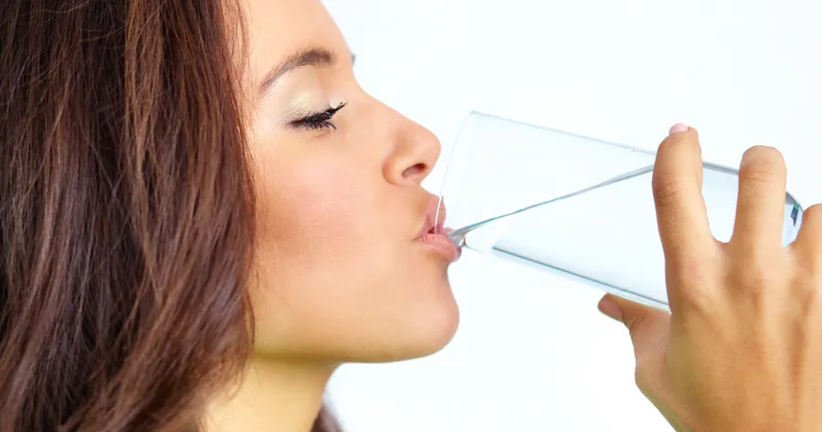 10 einfache Wege, mehr Wasser am Tag zu trinken