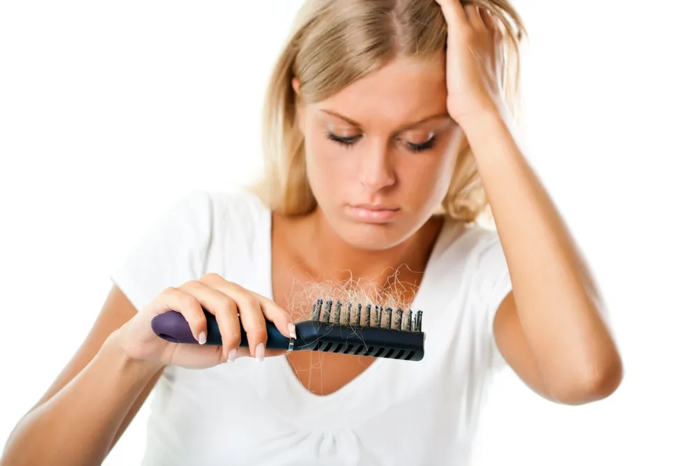 9 Problemi di Salute che Fanno Perdere i Capelli alle Donne