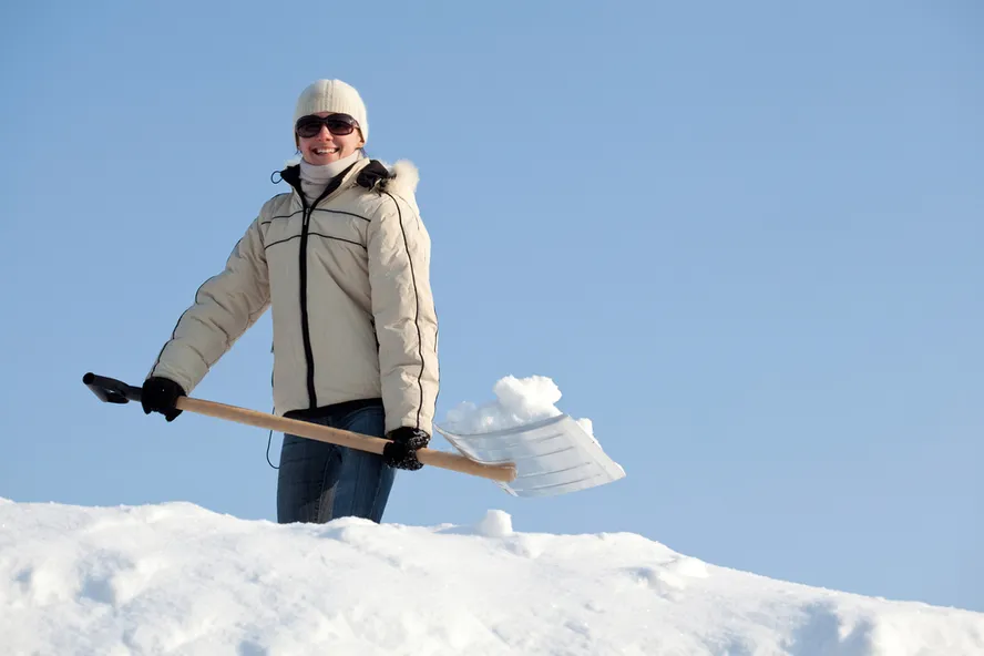 10 Consigli per Spalare la Neve in Sicurezza