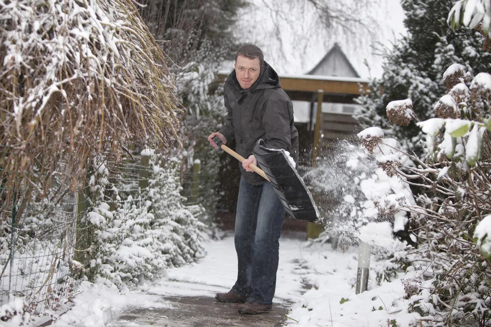 10 consejos de seguridad al palear nieve