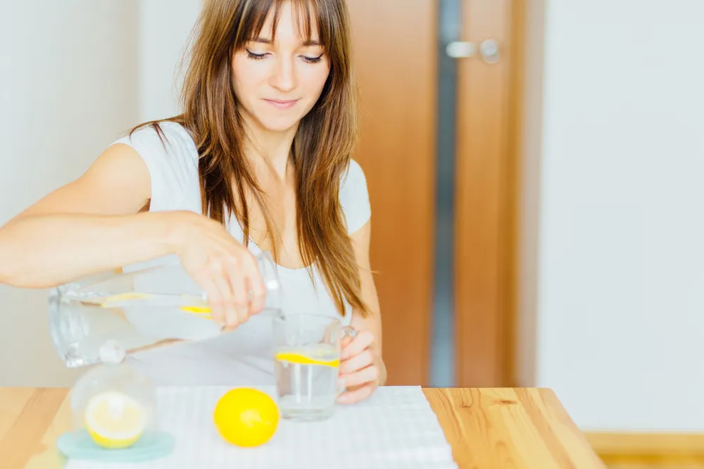 Los Increíbles Beneficios Para la Salud de Beber Agua con Limón