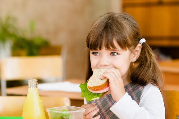 Seis alimentos que debe evitar poner en el almuerzo de su hijo