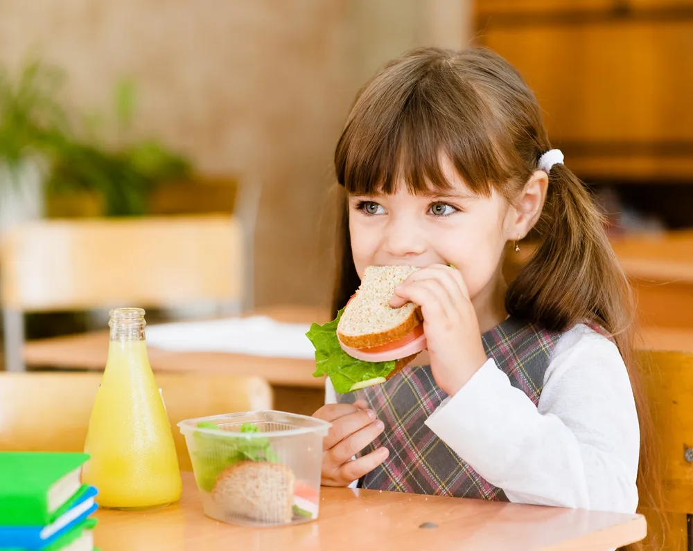 Seis alimentos que debe evitar poner en el almuerzo de su hijo