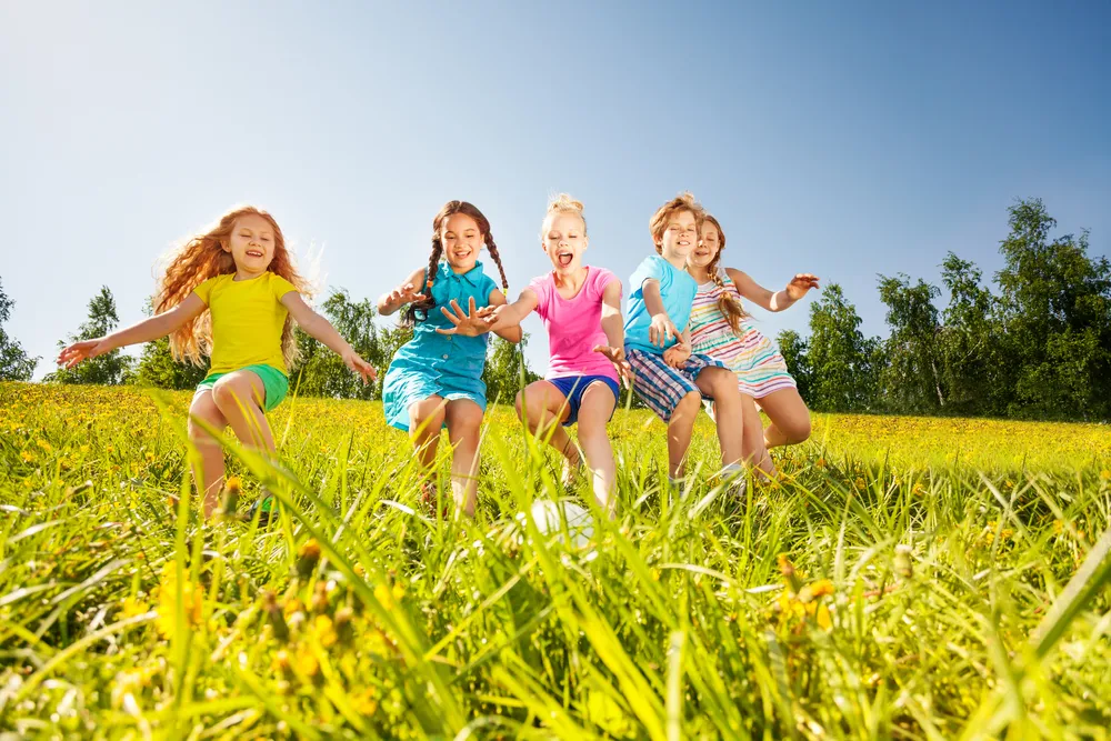 Seis maneras de inculcarles habilidades sociales saludables a sus hijos