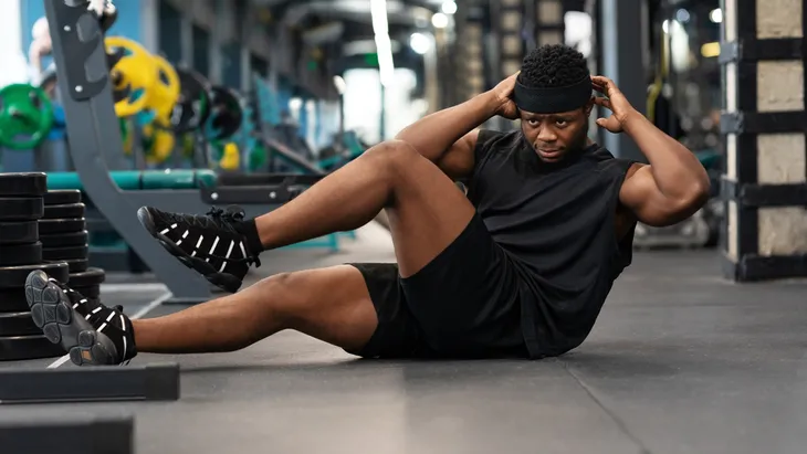 Man exercising his abs in the gym