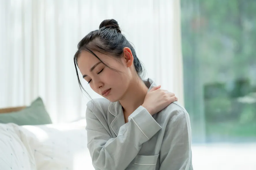 Adhesive Capsulitis (Frozen Shoulder): Signs, Causes, and Treatment