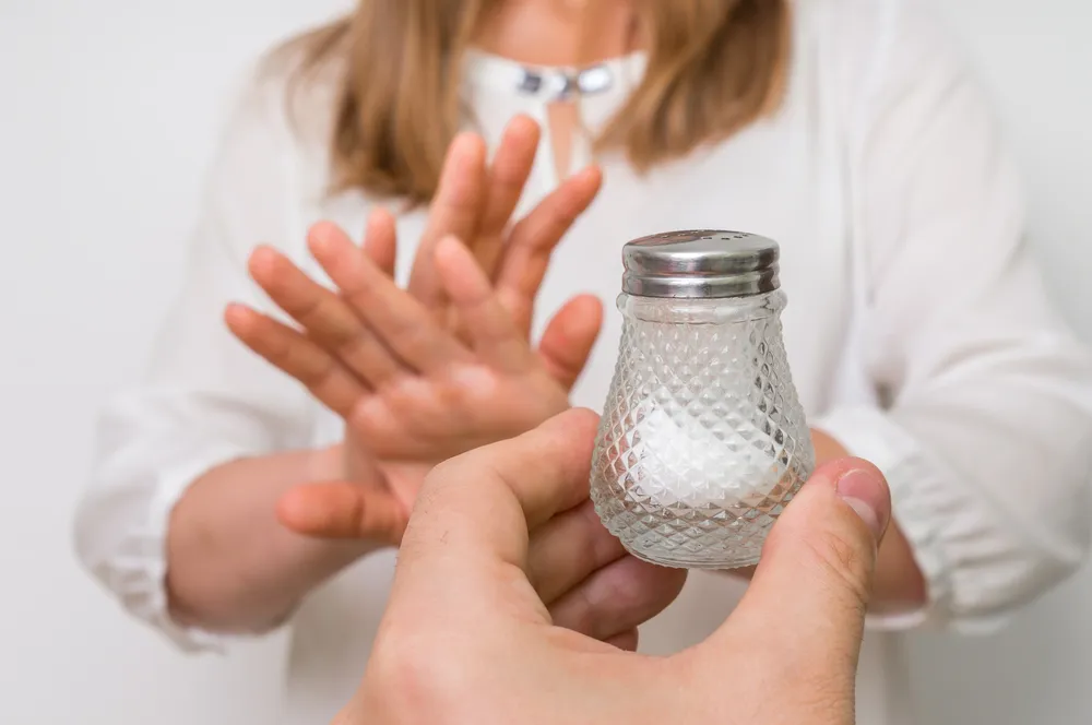 Régime pauvre en sodium : But, avantages, risques et aliments à consommer